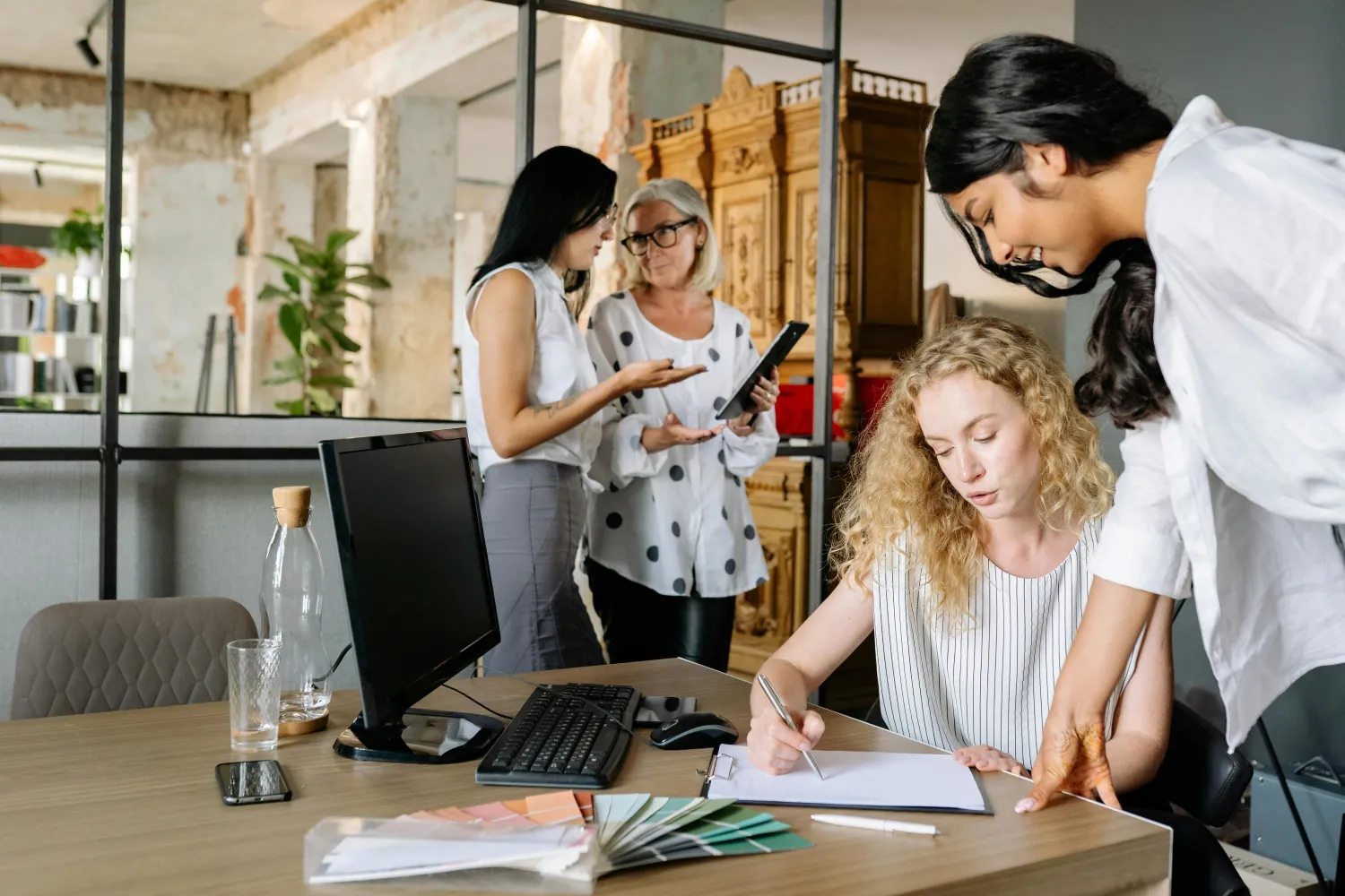 Frauen diskutieren etwas im Büro