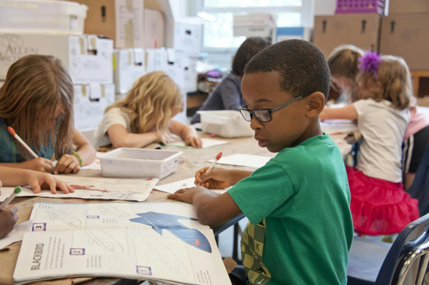 Kinder in der Schule beschäftigt Werke von HK-Pädagogik