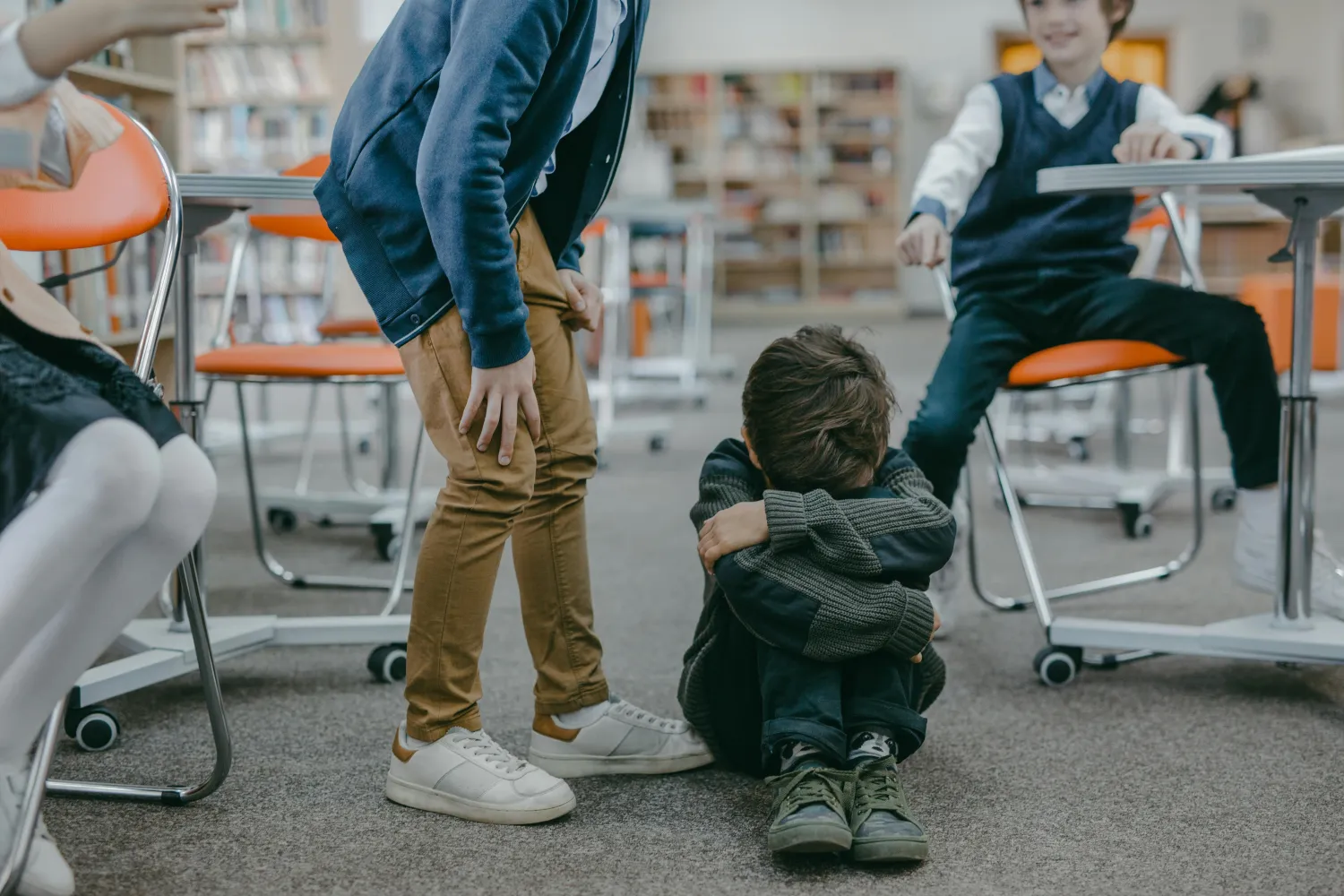Schulfreunde schikanieren einen traurigen Jungen